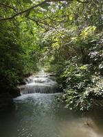 erawan wasserfall befindet sich im erawan nationalpark, kanchanaburi thailand. foto
