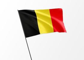 belgische flagge, die hoch im isolierten hintergrund fliegt belgischer unabhängigkeitstag foto