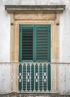 Altes Fenster aus Bari, Italien foto