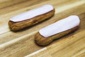 Eclair knusprig cremiger Kuchen mit weißer Schokolade foto