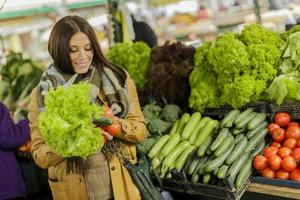 junge Frau auf dem Markt foto