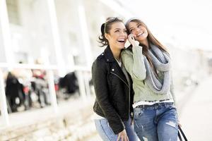 Zwei junge Frauen im Freien foto