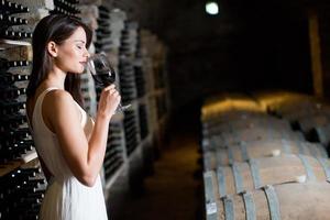 junge Frau im Weinkeller foto