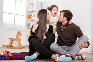 glückliche Familie im Zimmer foto