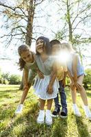 gruppe asiatischer und kaukasischer kinder, die spaß im park haben foto