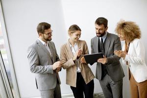 multiethnische junge Geschäftsleute, die im Büro zusammenarbeiten foto