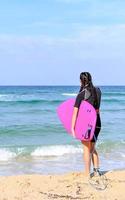 schönes Surfermädchen am Strand foto