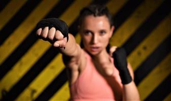 mma frau kämpfer zäh küken boxer schlag posieren hübsch übung training cross fit athlet foto