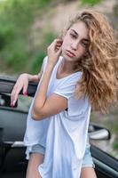 attraktives blondes kaukasisches weibliches modell, das draußen aufwirft foto