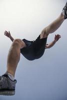 Läufer eines jungen Mannes, der auf einer Bergstraße läuft. Jogger-Trainingstraining im Fitnessschuh. gesundes lebensstil- und sportkonzept. Bewegungsunschärfe und selektiver Fokus. foto