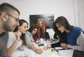 Executive Leader im Gespräch mit einer glücklichen, vielfältigen Mitarbeitergruppe bei einer Unternehmensbürobesprechung, foto