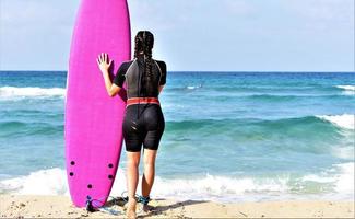 schönes Surfermädchen am Strand foto