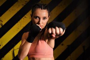 mma frau kämpfer zäh küken boxer schlag posieren hübsch übung training cross fit athlet foto