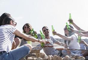 gruppe von freunden, die sich im campingurlaub außerhalb der zelte vergnügen foto