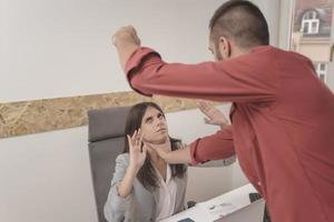 emotionale kollegen, die im büro kämpfen. Konflikte am Arbeitsplatz foto