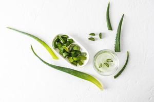 Kosmetisches Produkt für die häusliche Pflege von Gesichts- und Körperhaut, Haaren auf der Basis von Aloe-Vera-Saft in verschiedenen Behältern. Ansicht von oben. weißer Hintergrund. foto