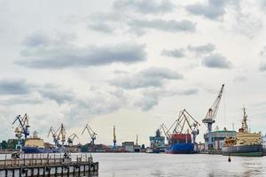 Arbeitskranbrücke in Werft- und Frachtschiffen in einem Hafen foto