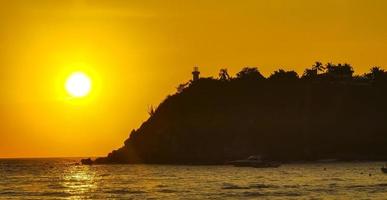 bunter goldener sonnenuntergang große welle und strand puerto escondido mexiko. foto