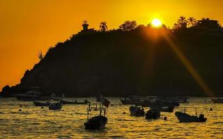 bunter goldener sonnenuntergang große welle und strand puerto escondido mexiko. foto