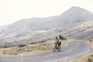 Extrem-Mountainbike-Sportler reitet im Freien Lifestyle-TrailExtrem-Mountainbike-Sportler reitet im Freien Lifestyle-Trail foto