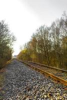 Bahngleise durch die Natur bis ins Unendliche in Deutschland. foto