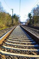 Bahngleise durch die Natur bis ins Unendliche in Deutschland. foto