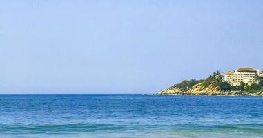 strand sand blaues wasser riesige surfer wellen puerto escondido mexiko. foto