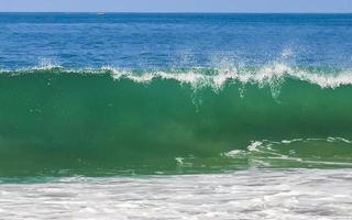 extrem riesige große surferwellen am strand puerto escondido mexiko. foto