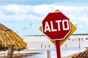 verkehrszeichen und verkehrszeichen in richtung auf holbox insel mexiko. foto