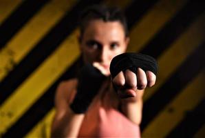 mma frau kämpfer zäh küken boxer schlag posieren hübsch übung training cross fit athlet foto