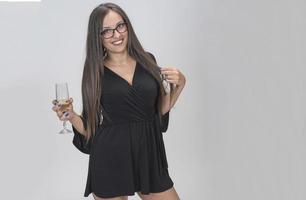 schöne frau, die neues jahr mit konfetti und champagner feiert foto