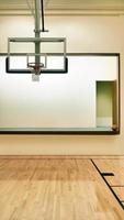 Nahaufnahme Indoor-Fitness-Basketballkorb und Backboard, künstliche Beleuchtung foto