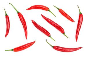 frische rote Chilis, Paprika, scharf, Gewürzmischung, mexikanischer Paprika Cayennepfeffer, Bio-Pflanzen, gesunde Vitamine. isoliert auf weißem Hintergrund - Ansicht von oben foto