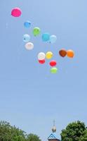 Luftballons, die während einer Hochzeit in den Himmel fliegen foto