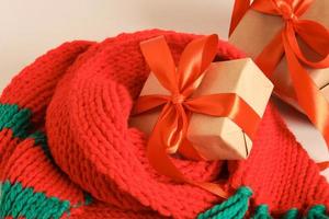 weihnachtsgeschenke und roter strickschal kopieren platz foto