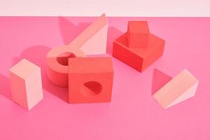 abstrakte rosa geometrische Podeste und Ständer auf rosa Hintergrund, Modell für Podiumsanzeige oder Vitrine, foto
