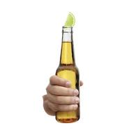 Hand hält mexikanische Bierflasche mit Limettenscheibe auf weißem Hintergrund foto