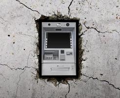 Geldautomat durch die Wand mit Rissen foto