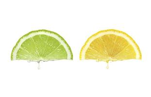 Zitronensaft, der von Früchten auf weißem Hintergrund tropft foto