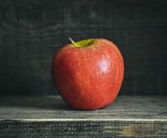 Apfelfrucht auf Holzhintergrund foto