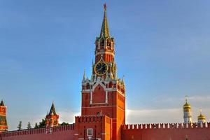 Spasskaja-Turm des Moskauer Kreml mit Glockenspiel in Russland. foto