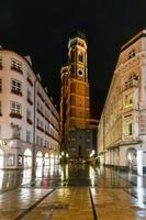 Kirche Unserer Lieben Frau in München bei Nacht, Bayern, Deutschland foto