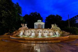 der berühmte wittelsbacher brunnen, erbaut 1895, lenbachplatz, münchen, oberbayern, deutschland. foto