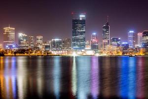 Skyline von Perth, Australien spiegelt sich im Swan River wider foto