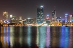 Skyline von Perth, Australien spiegelt sich im Swan River wider foto