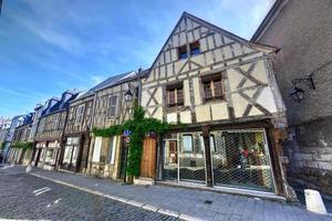 Die Rue Bourbonnoux, gesäumt von zahlreichen Fachwerkhäusern, war früher die Hauptstraße der Stadt und ist nach wie vor eine der malerischsten in Bourges, Frankreich. foto