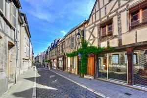 Die Rue Bourbonnoux, gesäumt von zahlreichen Fachwerkhäusern, war früher die Hauptstraße der Stadt und ist nach wie vor eine der malerischsten in Bourges, Frankreich. foto