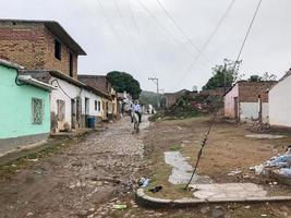 trinidad, kuba - 12. jan 2017 - mann zu pferd durch die straßen des alten trinidad, kuba, ein unesco-weltkulturerbe. foto