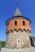 alte festung kamenetz-podolsk in der nähe der stadt kamianets-podilskyi. alter schöner blick auf die mittelalterliche burg in kamenetz-podolsky, khmelnitsky region foto