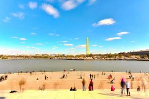 touristen vor dem jefferson memorial mit blick auf das washington monument und die kirschblüten am gezeitenbecken im frühling in washington, dc. foto